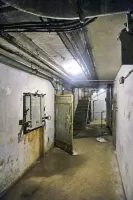 Ligne Maginot - ROCHE LA CROIX (RLC) - (Ouvrage d'artillerie) - Bloc 5
Étage inférieur: à gauche le récepteur de douilles de 75, et en au fond l'escalier vers les étages supérieurs ainsi que l'issue de secours et la trappe vers bloc 6