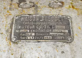 Ligne Maginot - ROCHE LA CROIX (RLC) - (Ouvrage d'artillerie) - Bloc 5
Tourelle 75/33
Étage inférieur
Plaque de constructeur du moteur du balancier de contre-poids