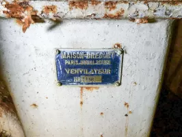 Ligne Maginot - ROCHE LA CROIX (RLC) - (Ouvrage d'artillerie) - Bloc 5
Tourelle 75/33
Étage inférieur
Plaque du fabricant