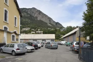 Ligne Maginot - SAINTE CATHERINE (ARSENAL) - (Dépôt de Munitions) - Arsenal
À gauche bureaux (a), à l'arrière-plan hangar au matériel (i), à droite hangar au matériel (j)