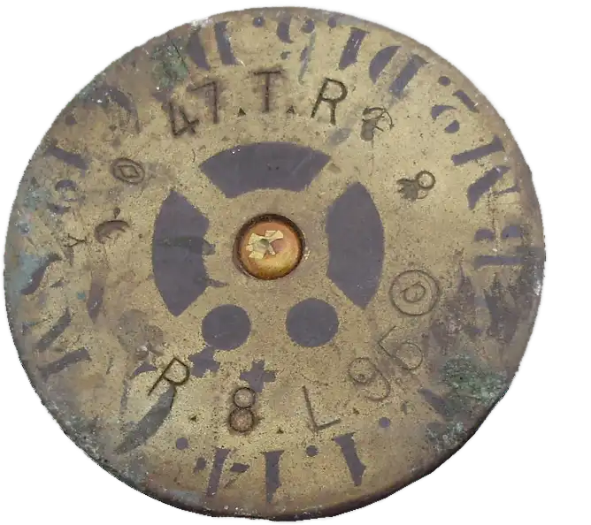 Ligne Maginot - Cartouche de 47mm Mle 1885 à obus de rupture Mle 1892 & 1892 G - Exemples de marquages d’identification en périphérie de l’amorce de la matière de l’obus de rupture en fonte à gauche