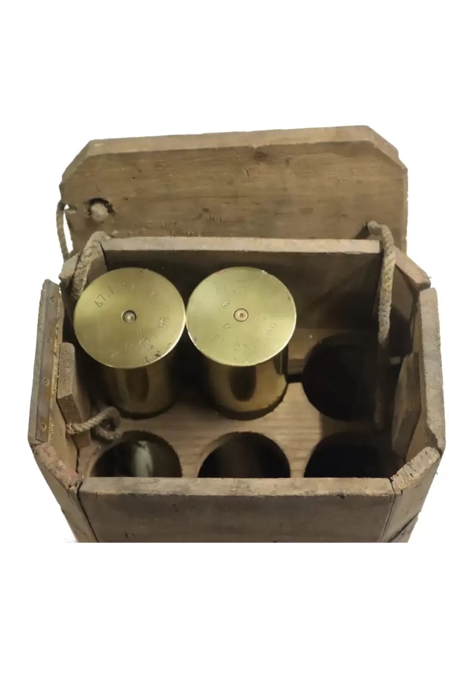 Ligne Maginot - Munitions de 47 mm utilisées dans la fortification - Caisse bois pour 6 cartouches de 47mm à obus de rupture Mle 1892 & 1892G 
Agencement intérieur des 6 cartouches