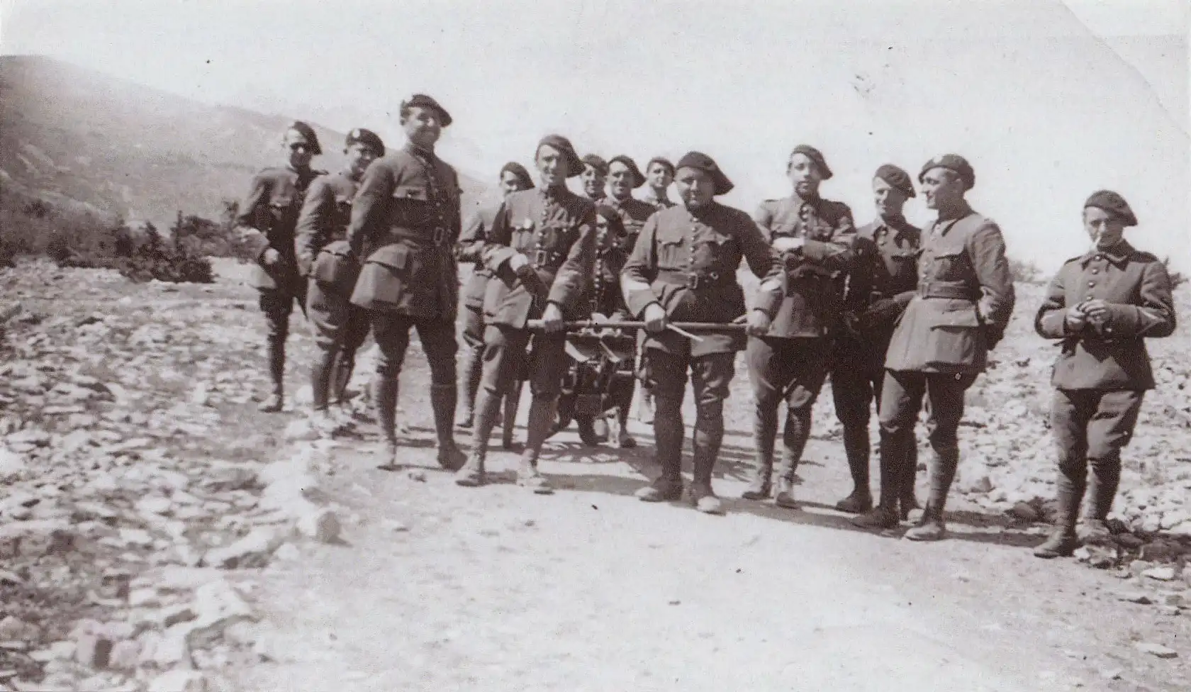 Ligne Maginot - 73° Bataillon Alpin de Forteresse (73° BAF) - Exercice de tir
Les hommes tractent un canon de 25 mm Hotchkiss  dont on voit les bêches.