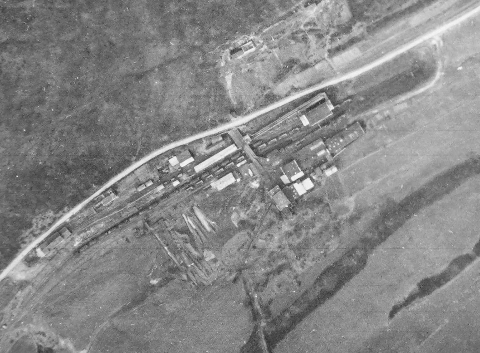 Ligne Maginot - MINE DE ROCHONVILLERS (26° RA) - (PC de Sous-Secteur) - Vue aérienne des bâtiments de la mine en mars 1940 - Armée de l'Air