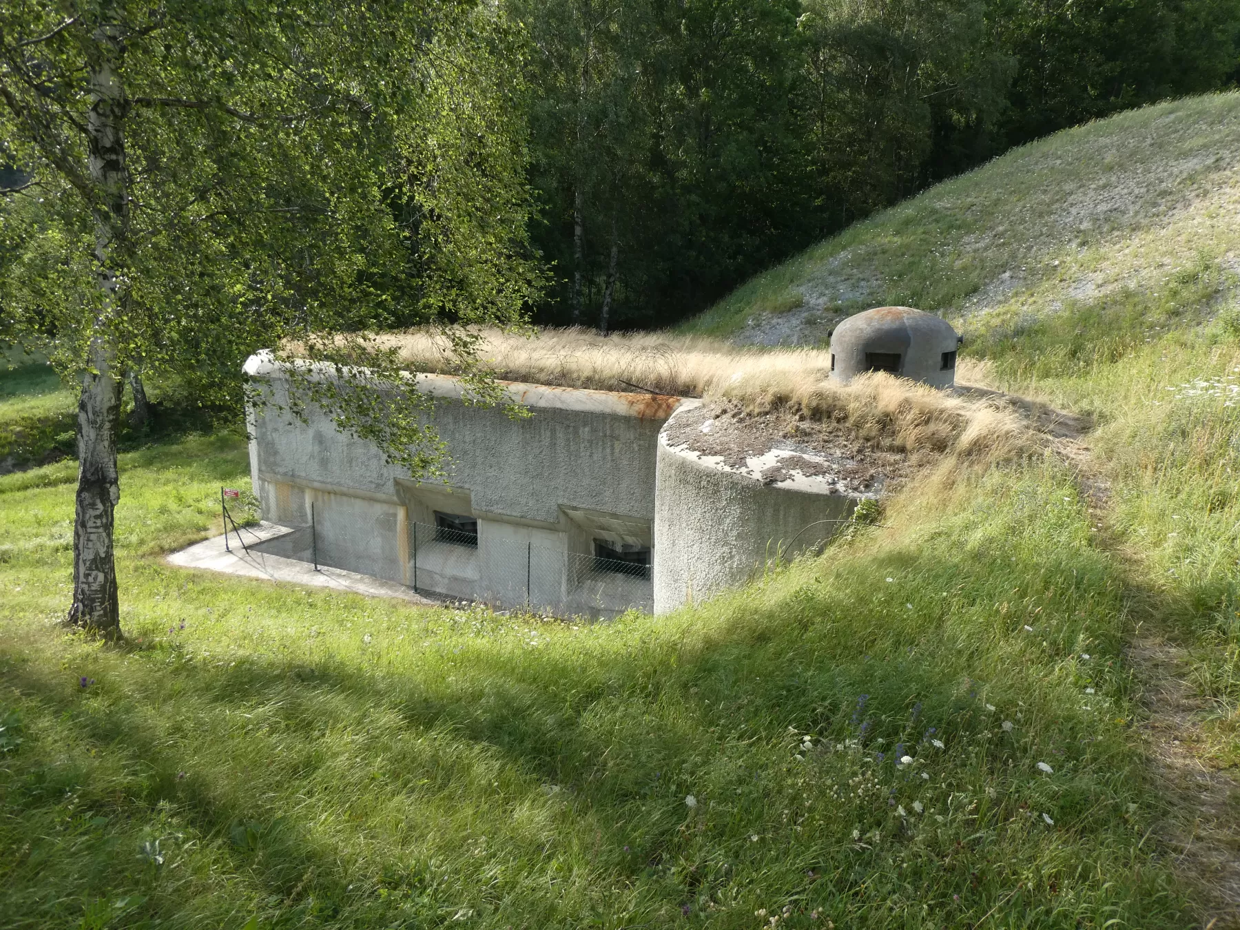 Ligne Maginot - SAINT GOBAIN - (Ouvrage d'infanterie) - Bloc 1
Créneaux de 81 surmontés par la cloche GFM - ELLENA Daniel - CUNY Philippe