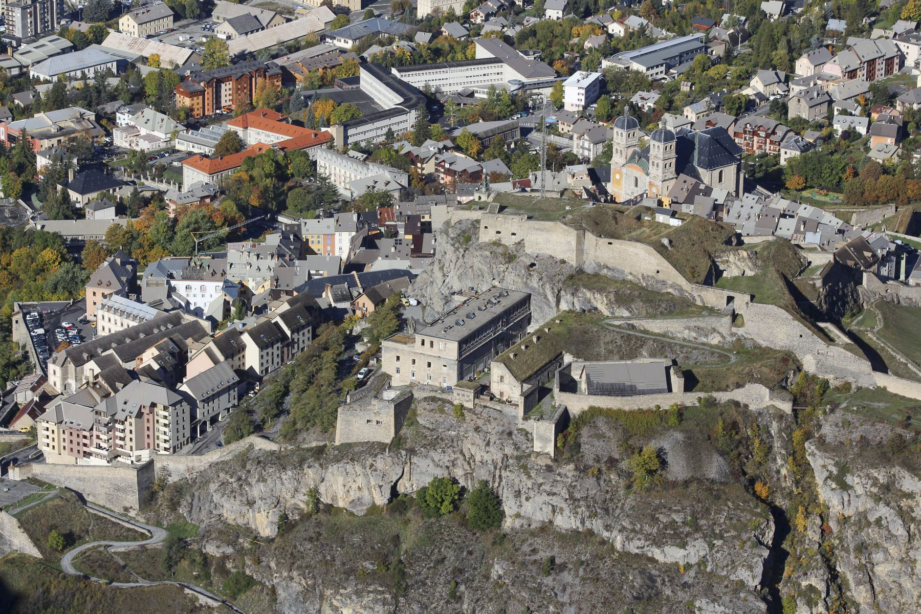 Ligne Maginot - CASERNE DE VAULT - (Casernement) - A gauche l'emplacement de la caserne, remplacée par des habitations. - ELLENA Daniel - CUNY Philippe