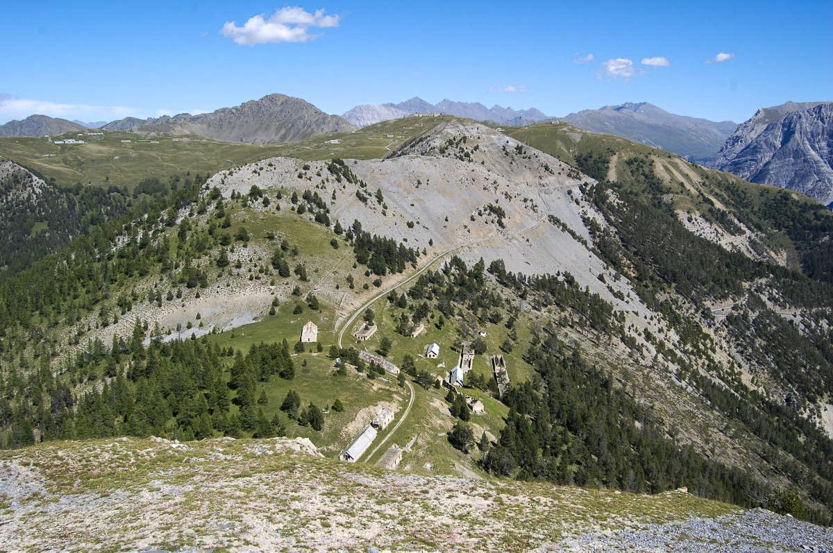 Ligne Maginot - COCHETTE - (Casernement) - À l'arrière-plan le Gondran A, B, C, D et l’Ombilic