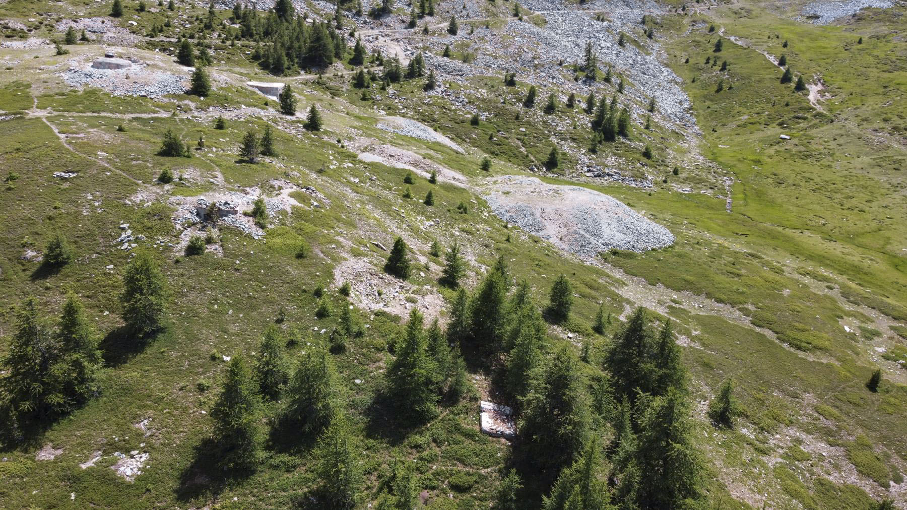 Ligne Maginot - COL DE GRANON ANNEXE 2 - (Blockhaus pour arme infanterie) - La localisation: Annexe 1, cratère Annexe 2, dalle plus bas. - ELLENA Daniel - CUNY Philippe