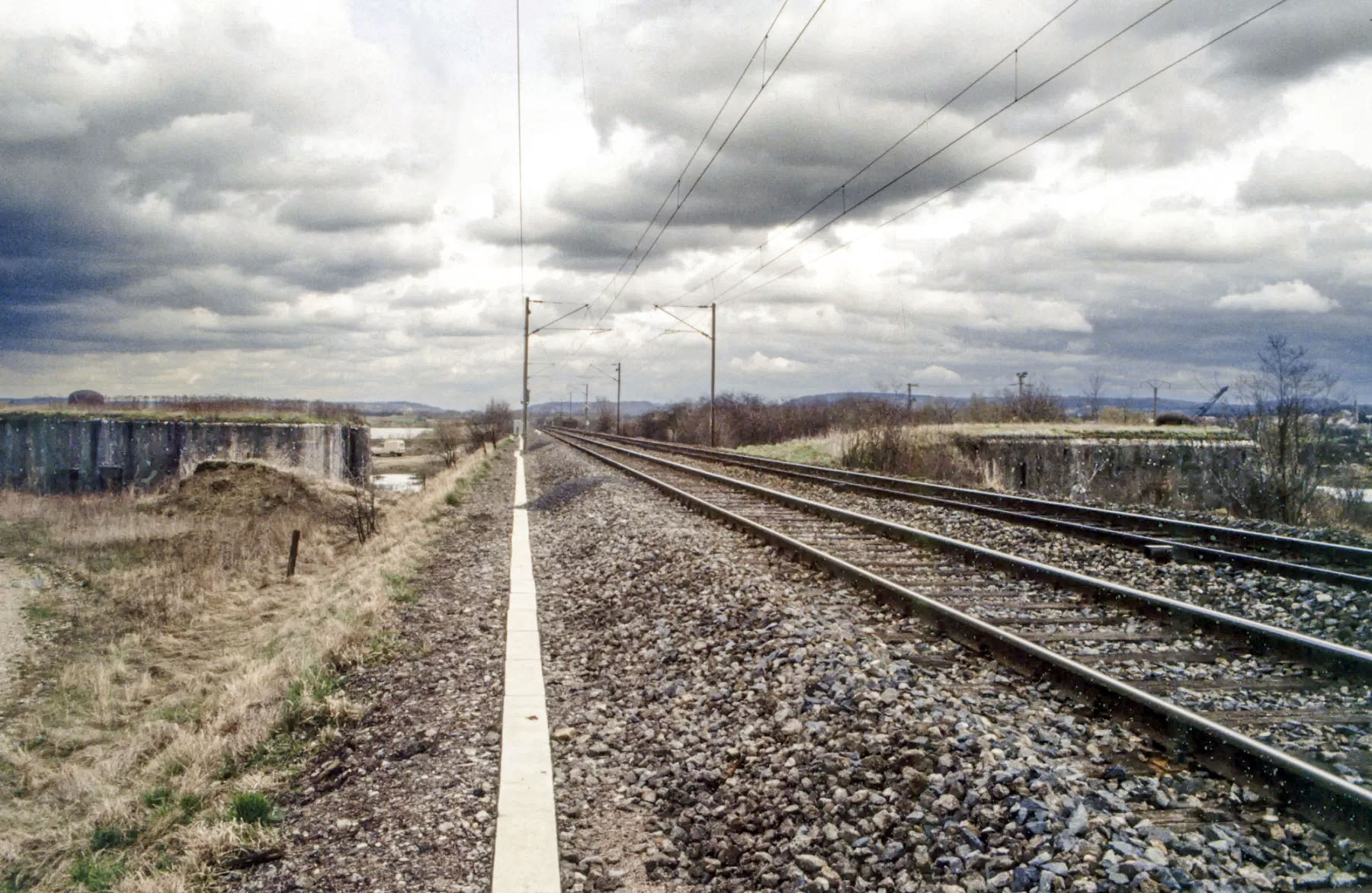 Ligne Maginot - KOENIGSMACKER SUD - C49 - (Casemate d'infanterie - Simple) - Les deux casemates de part et d'autre de la voie de chemin de fer. C48 à gauche et C49 à droite. - Michel Teiten
