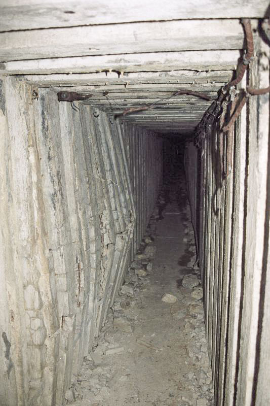 Ligne Maginot - LARCHE (L) - (Ouvrage d'infanterie) - Éboulement du couloir principal chez l’entrée
2004