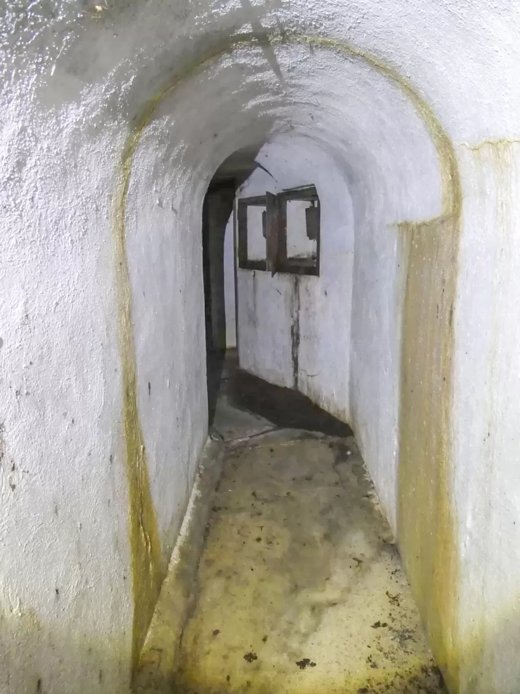 Ligne Maginot - COL DE SEGRA - (Chambre de coupure) - Au fond les deux boitiers de connexion pour les téléphones de campagne. - ELLENA Daniel - CUNY Philippe