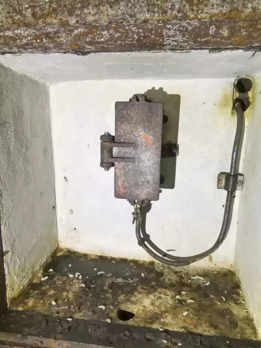 Ligne Maginot - COL DE SEGRA - (Chambre de coupure) - Boitier de gauche - ELLENA Daniel - CUNY Philippe