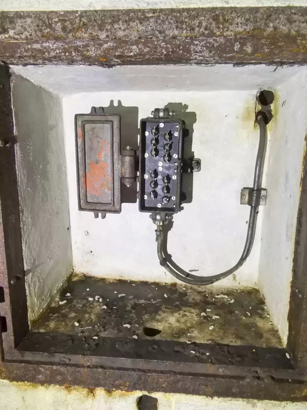 Ligne Maginot - COL DE SEGRA - (Chambre de coupure) - Boitier de gauche - ELLENA Daniel - CUNY Philippe