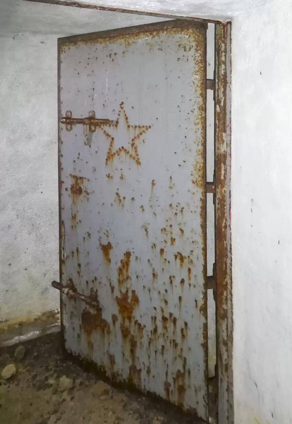 Ligne Maginot - COL DE SEGRA - (Chambre de coupure) - La porte du local avec la fameuse étoile - ELLENA Daniel - CUNY Philippe