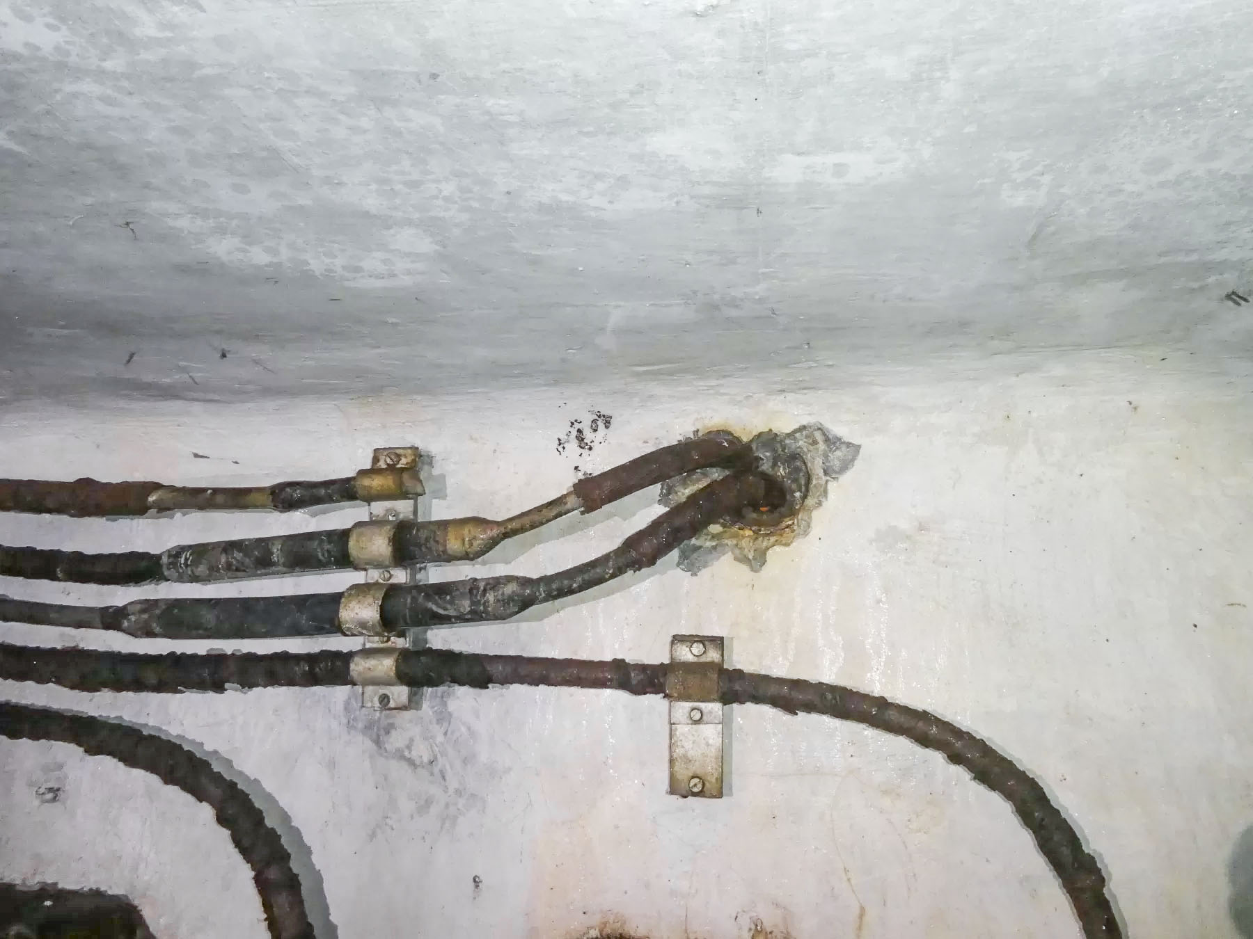 Ligne Maginot - COL DE SEGRA - (Chambre de coupure) - Arrivée ou départ des câbles côté sud - ELLENA Daniel - CUNY Philippe