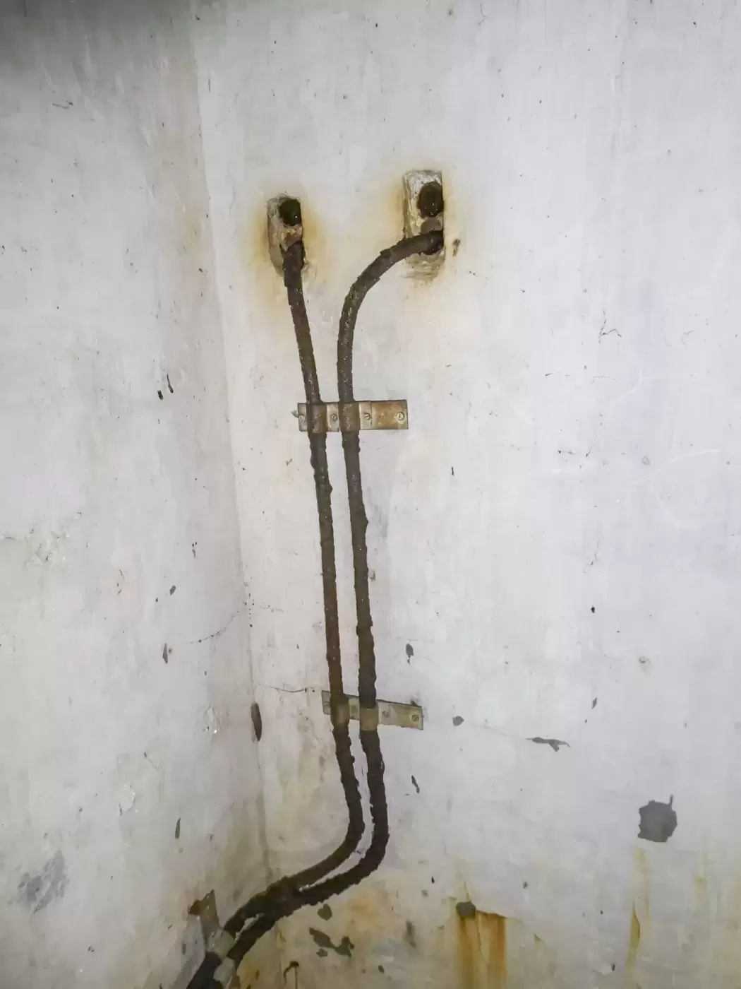 Ligne Maginot - COL DE SEGRA - (Chambre de coupure) - Câbles vers les boitiers de connexion - ELLENA Daniel - CUNY Philippe