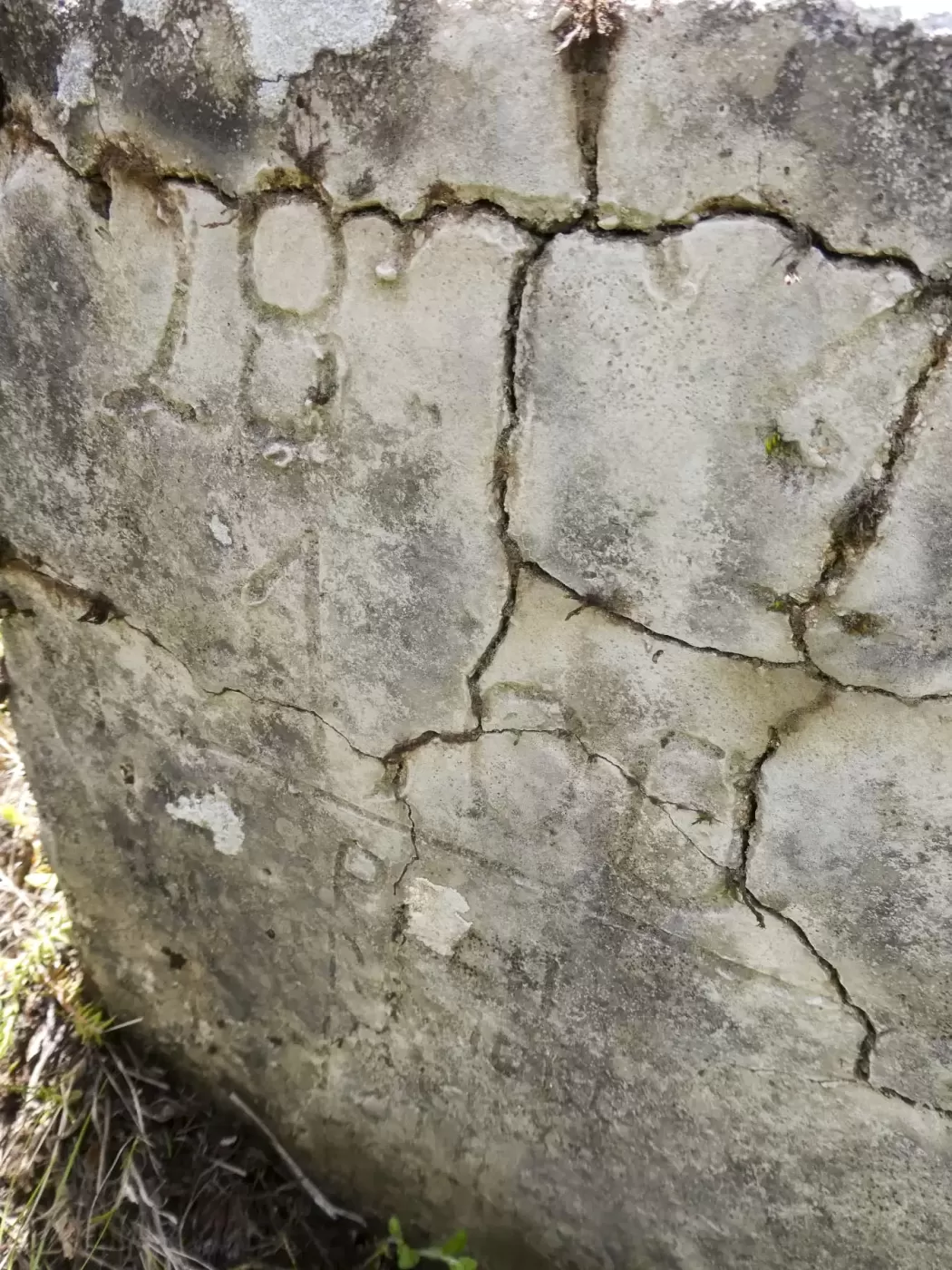 Ligne Maginot - COL DE SEGRA - (Chambre de coupure) - Borne prés de la chambre (28T1?/100) - ELLENA Daniel - CUNY Philippe