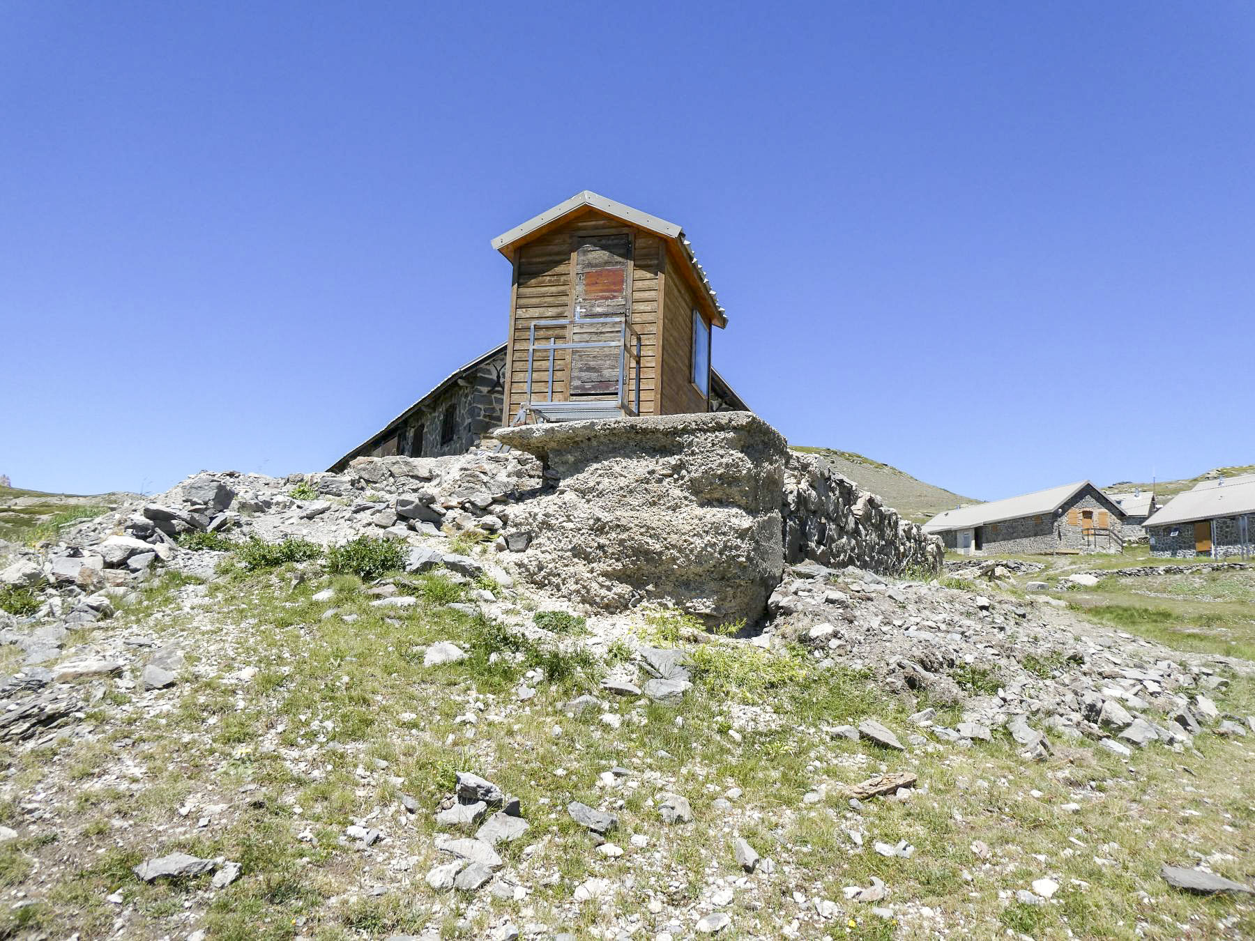 Ligne Maginot - SAINT-CHAFFREY - GRANON (STATION HAUTE) - (Téléphérique ( Recette)) - Restes du socle de la recette haute. - ELLENA Daniel - CUNY Philippe