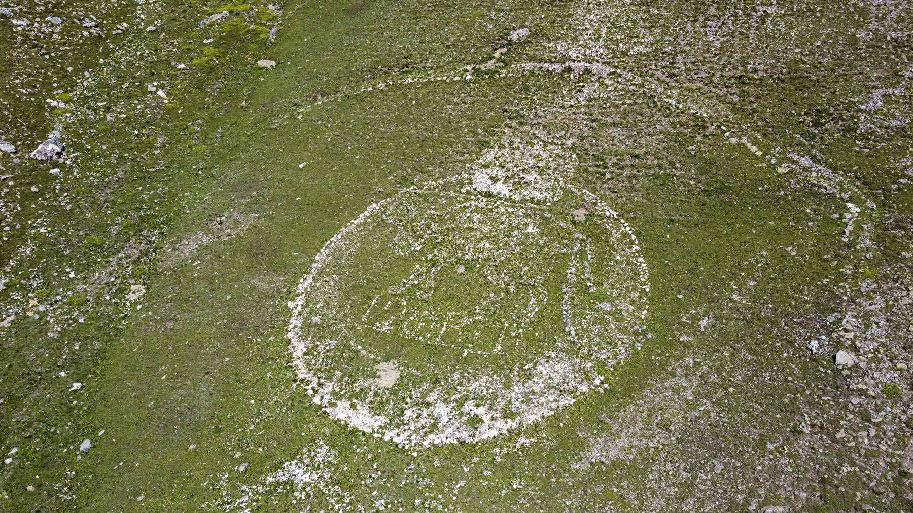 Ligne Maginot - COL DE BUFFERE - (Casernement) - Les restes d'un géoglyphe - ELLENA Daniel - CUNY Philippe