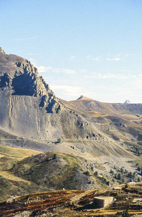 Ligne Maginot - COL DE GRANON - (Ouvrage d'infanterie) - L'ouvrage en bas à droite.
Au milieu la piste militaire vers les forts de Lenlon et Olive. Lenlon est visible en haut