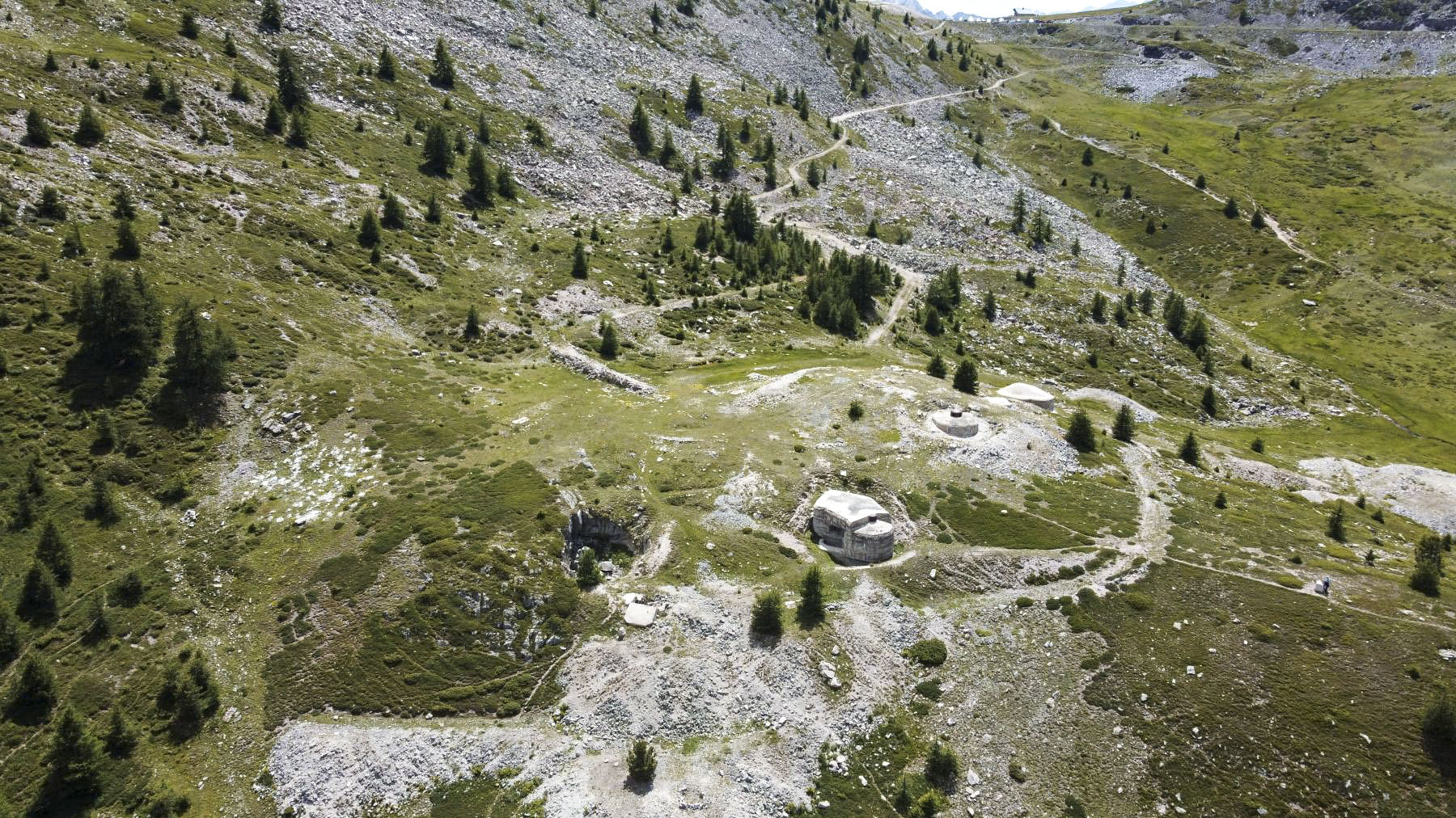 Ligne Maginot - COL DE GRANON - (Ouvrage d'infanterie) - A gauche la fouille du bloc 2 et le blockhaus Granon-Est détruit. - ELLENA Daniel - CUNY Philippe