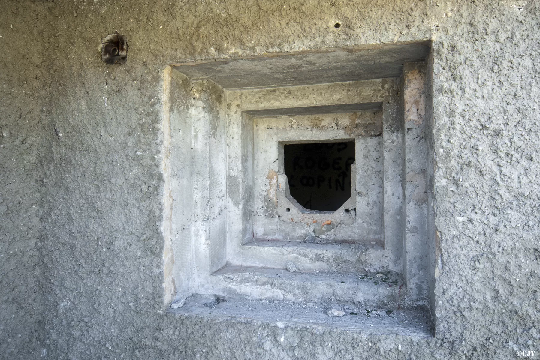 Ligne Maginot - COL DE GRANON - (Ouvrage d'infanterie) - Bloc 1
Le créneau - Lia VERMEULEN