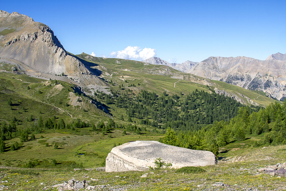 Ligne Maginot - COL DE GRANON - (Ouvrage d'infanterie) - Bloc 3
Vue de dessus
On voit sur la crête à l'horizon le Fort de Lenlon - Michel Teiten