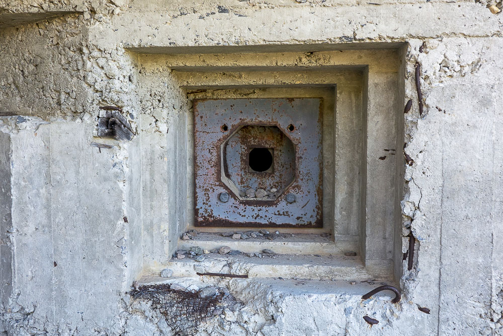Ligne Maginot - COL DE GRANON - (Ouvrage d'infanterie) - Bloc 3
Créneau FM - Michel Teiten