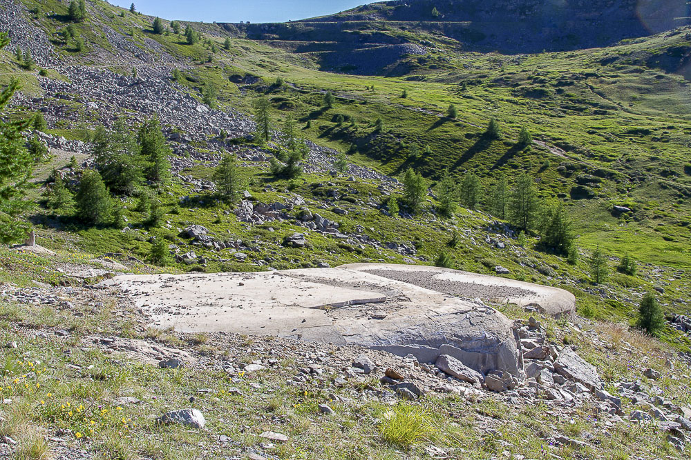 Ligne Maginot - COL DE GRANON - (Ouvrage d'infanterie) - Bloc 5
Dessus de la dalle
Col du Granon à l'arrière-plan
 - Michel Teiten