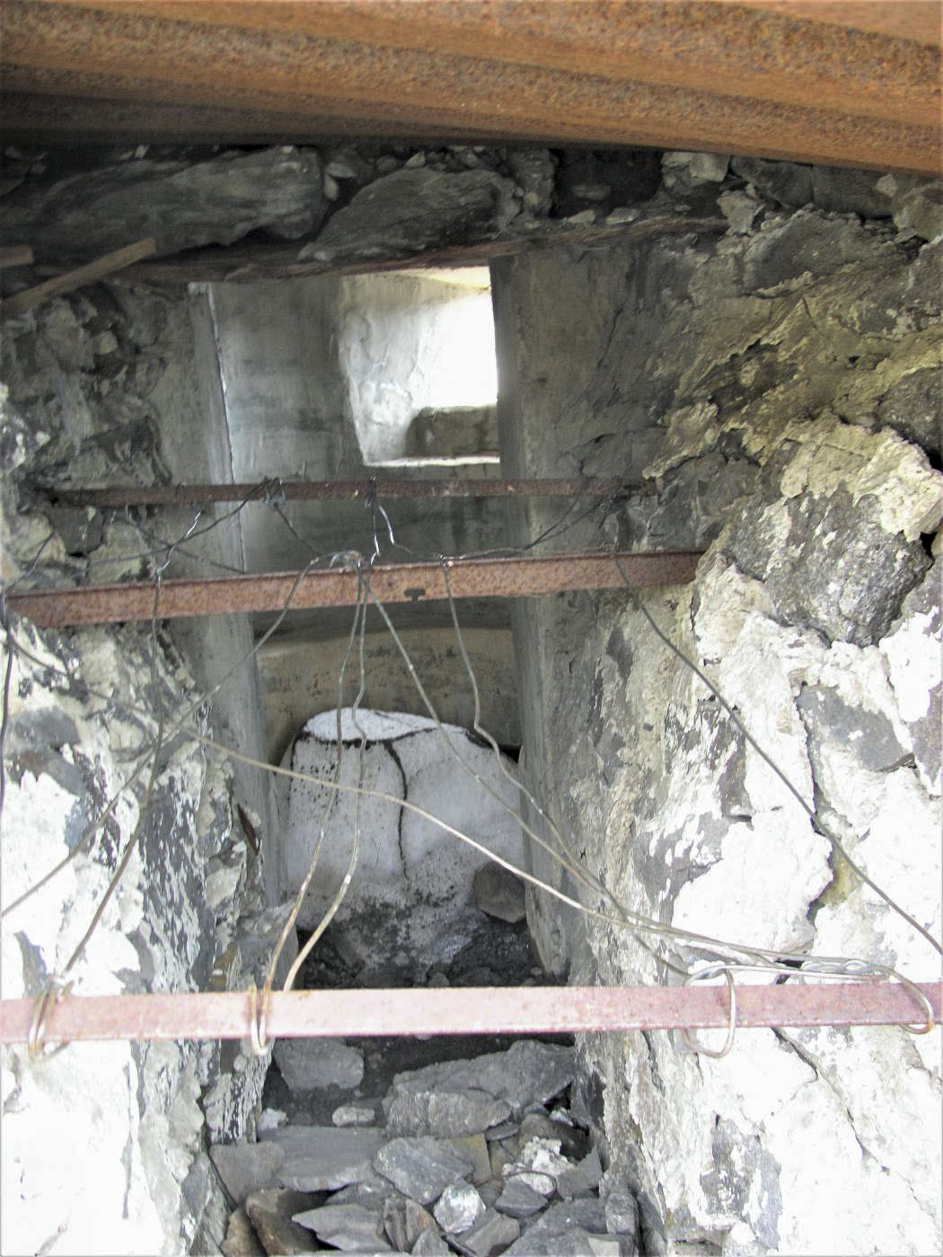 Ligne Maginot - COL DE L'OULE 2 - (Blockhaus pour arme infanterie) - Curieux système de suspension au plafond de l'entrée  - Marc ENDINGER