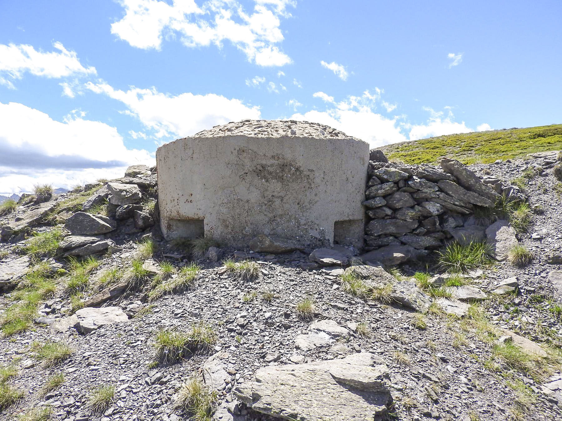 Ligne Maginot - CRETE CIBIERES-GRANON A - (Blockhaus pour arme infanterie) - La pilule à deux créneaux
