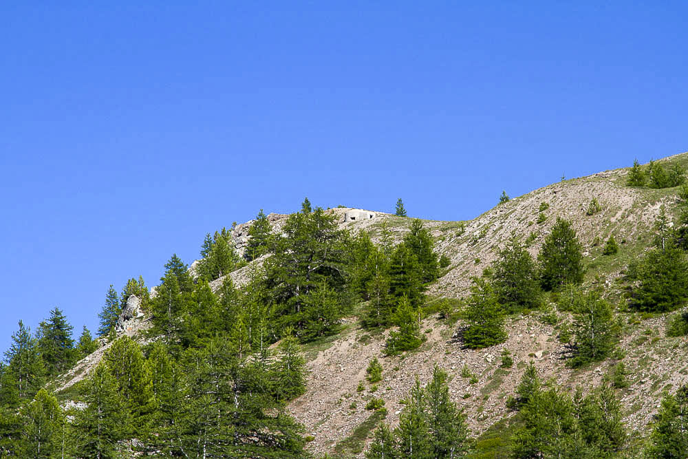 Ligne Maginot - CRETE DU GRAND MEYRET 2 - (Blockhaus pour arme infanterie) - Blockhaus vu depuis l'ouvrage du Granon - Michel Teiten