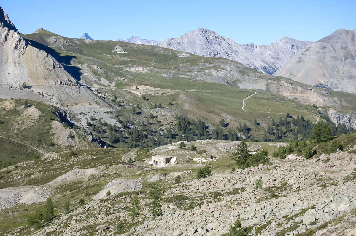 Ligne Maginot - LENLON (L'ENLON) - (Blockhaus pour arme infanterie) - À l'arrière-plan à gauche le blockhaus de l'Enlon, à l'arrière-plan au centre le casernement de l'Enlon, au premier plan l'ouvrage du Col de Granon - Michal Prasil