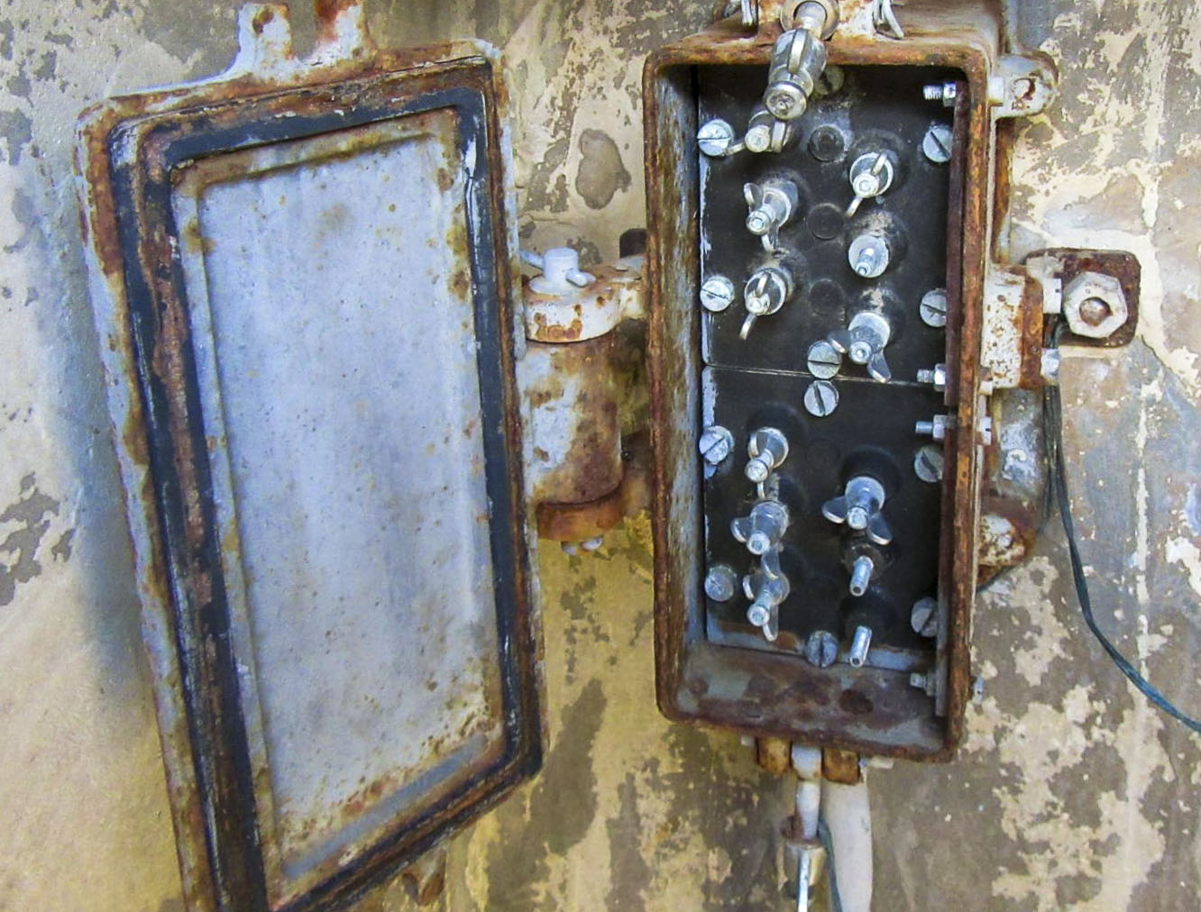 Ligne Maginot - SAINT JOSEPH NORD - (Chambre de coupure) - Le second boîtier pour les prises de circuit (raccordement des lignes de campagne)