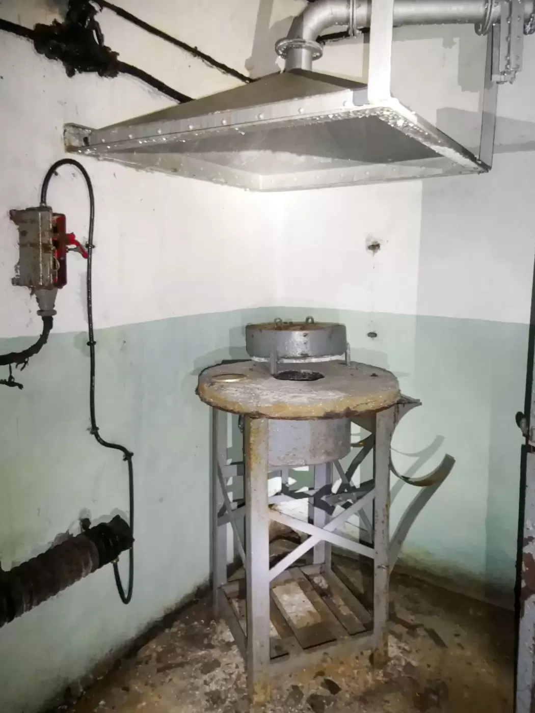 Ligne Maginot - SAPEY - (Ouvrage d'artillerie) - Atelier Artillerie Génie
La forge.
Cet équipement standard dans les ouvrages de la ligne Maginot fonctionnait au gas oil. - ELLENA Daniel - CUNY Philippe