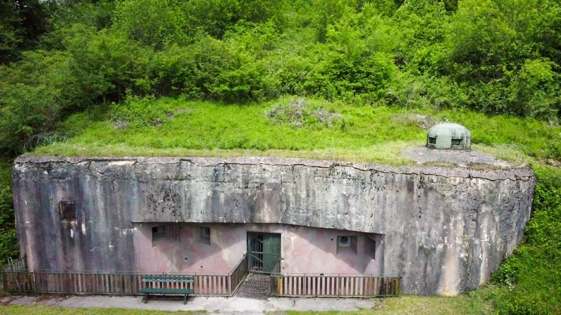 Ligne Maginot - FOUR A CHAUX - FAC - (Ouvrage d'artillerie) - Entrée des hommes
Façade et cloche - J.Luc