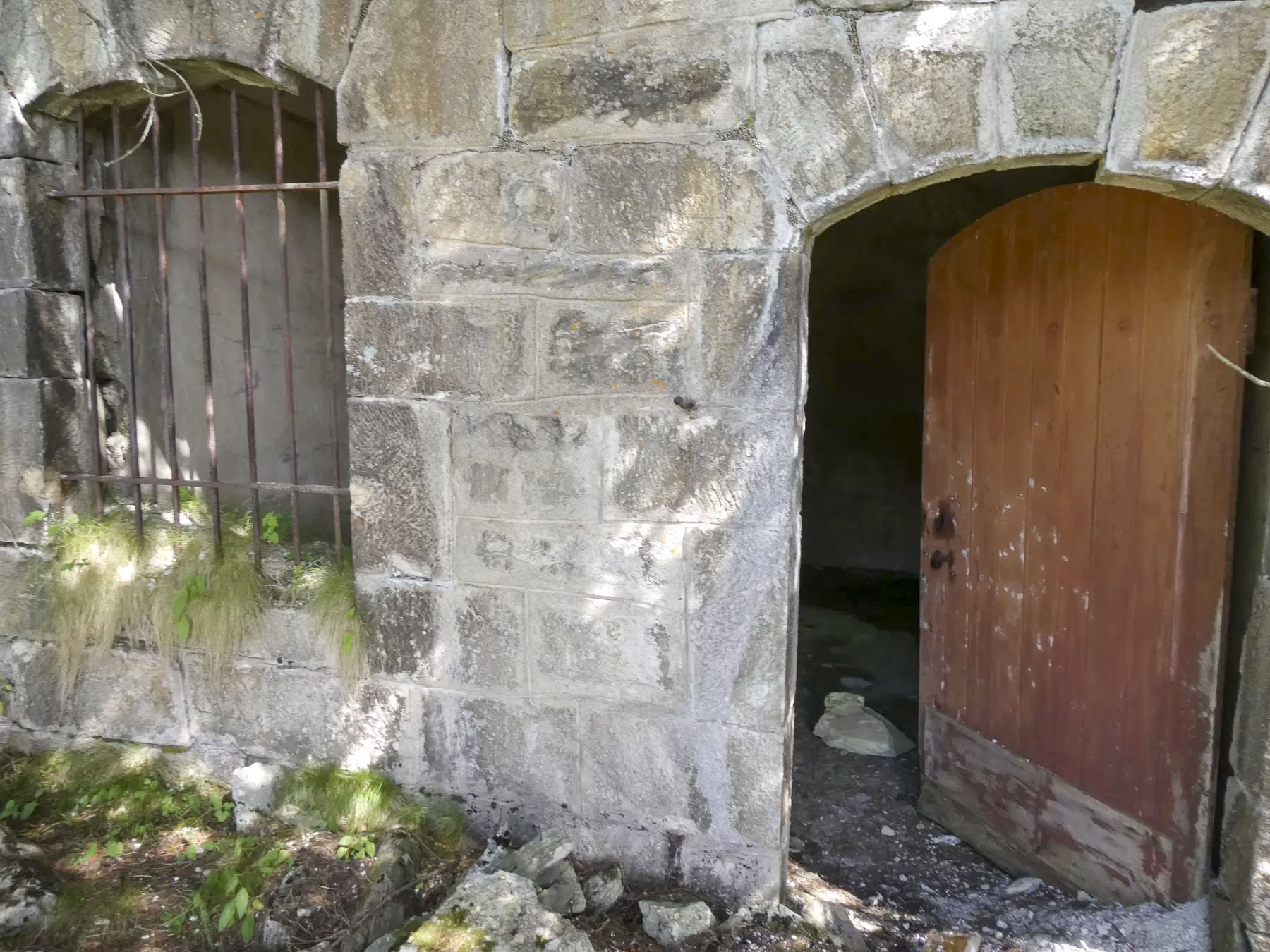 Ligne Maginot - SAPEY (REDOUTE DU) - (Position d'artillerie préparée) - Entrée du magasin - ELLENA Daniel - CUNY Philippe