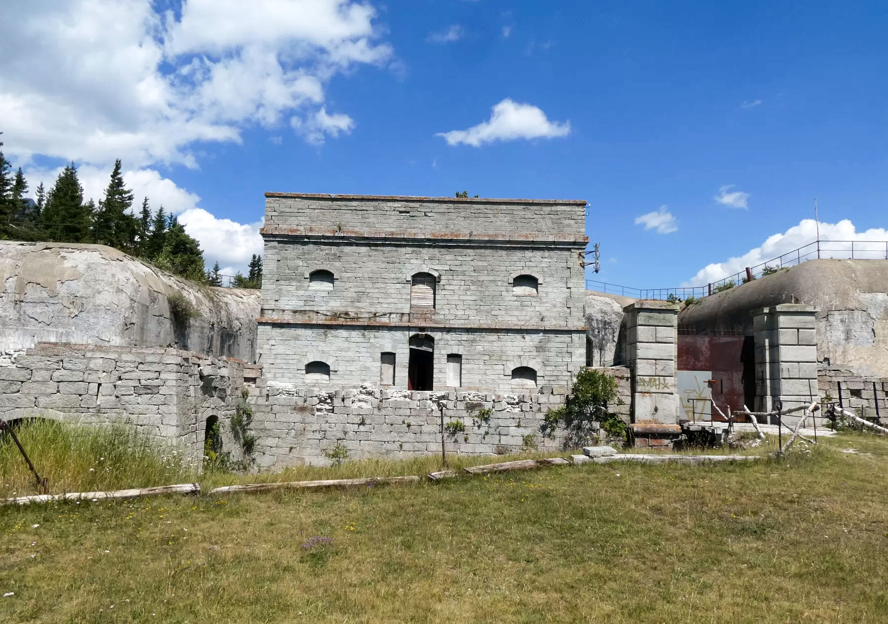 Ligne Maginot - SAPEY (30° DBAF ET 164° RAP) - (PC de Sous-Secteur) - L'entrée du fort et le casernement - ELLENA Daniel - CUNY Philippe