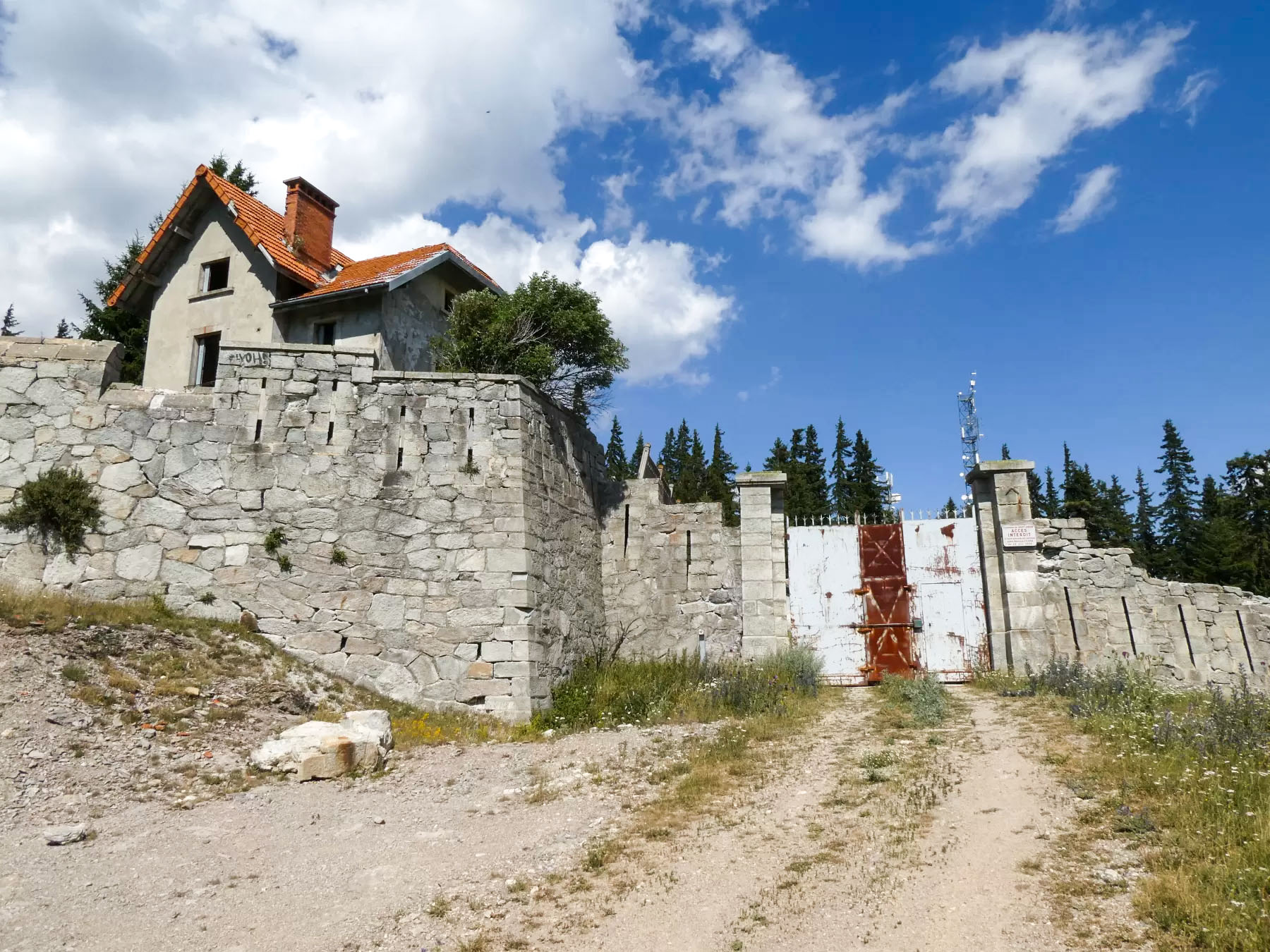 Ligne Maginot - SAPEY - (Casernement) - L'entrée du casernement - ELLENA Daniel - CUNY Philippe