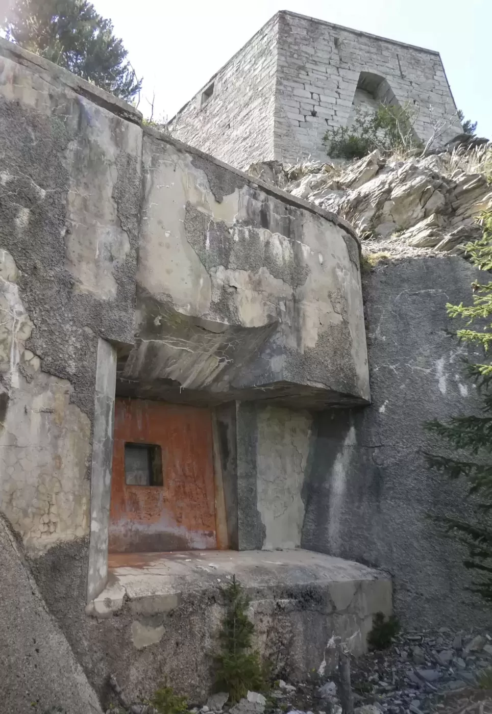 Ligne Maginot - SAPEY - (Ouvrage d'artillerie) - Bloc 1
Le créneau de 75 avec l'ancien fort en surplomb - ELLENA Daniel - CUNY Philippe