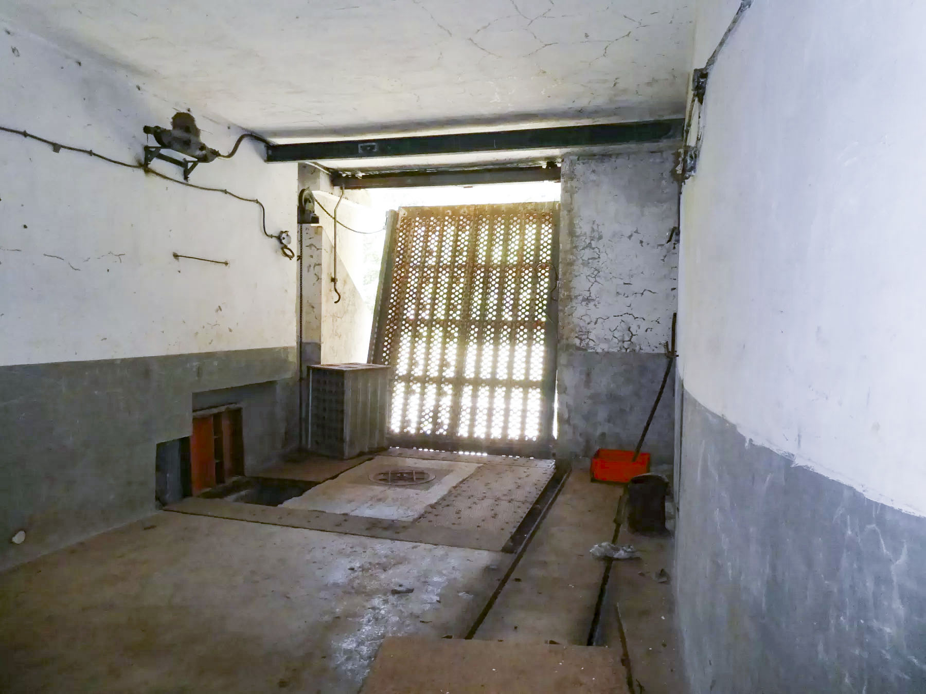 Ligne Maginot - SAPEY - (Ouvrage d'artillerie) - Le hall d'entrée - ELLENA Daniel - CUNY Philippe