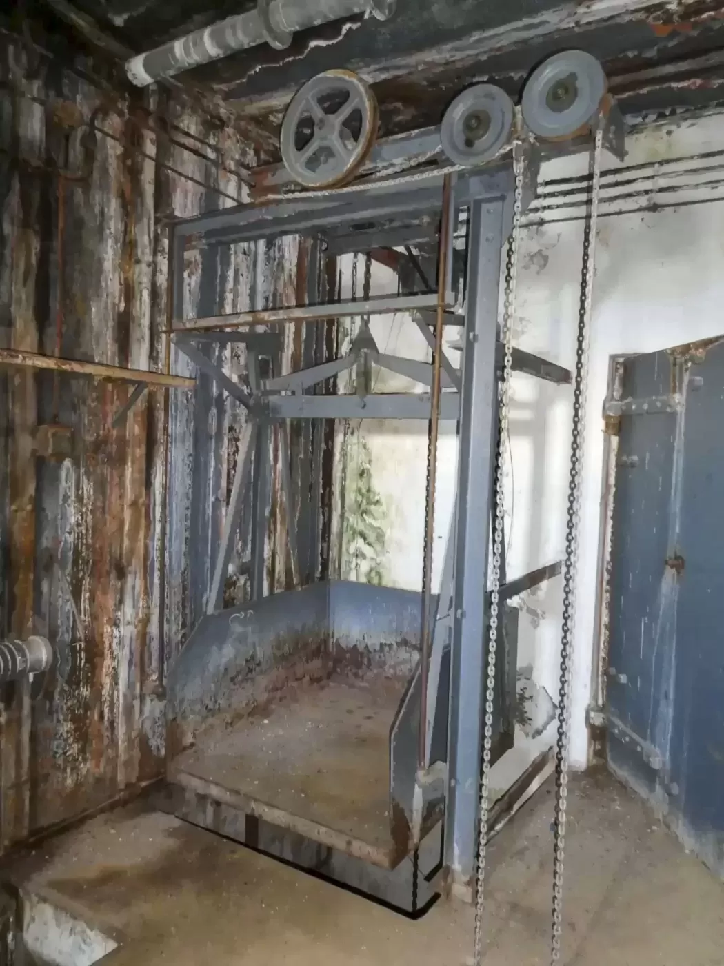 Ligne Maginot - SAPEY - (Ouvrage d'artillerie) - Bloc 2
Le monte charge - ELLENA Daniel - CUNY Philippe