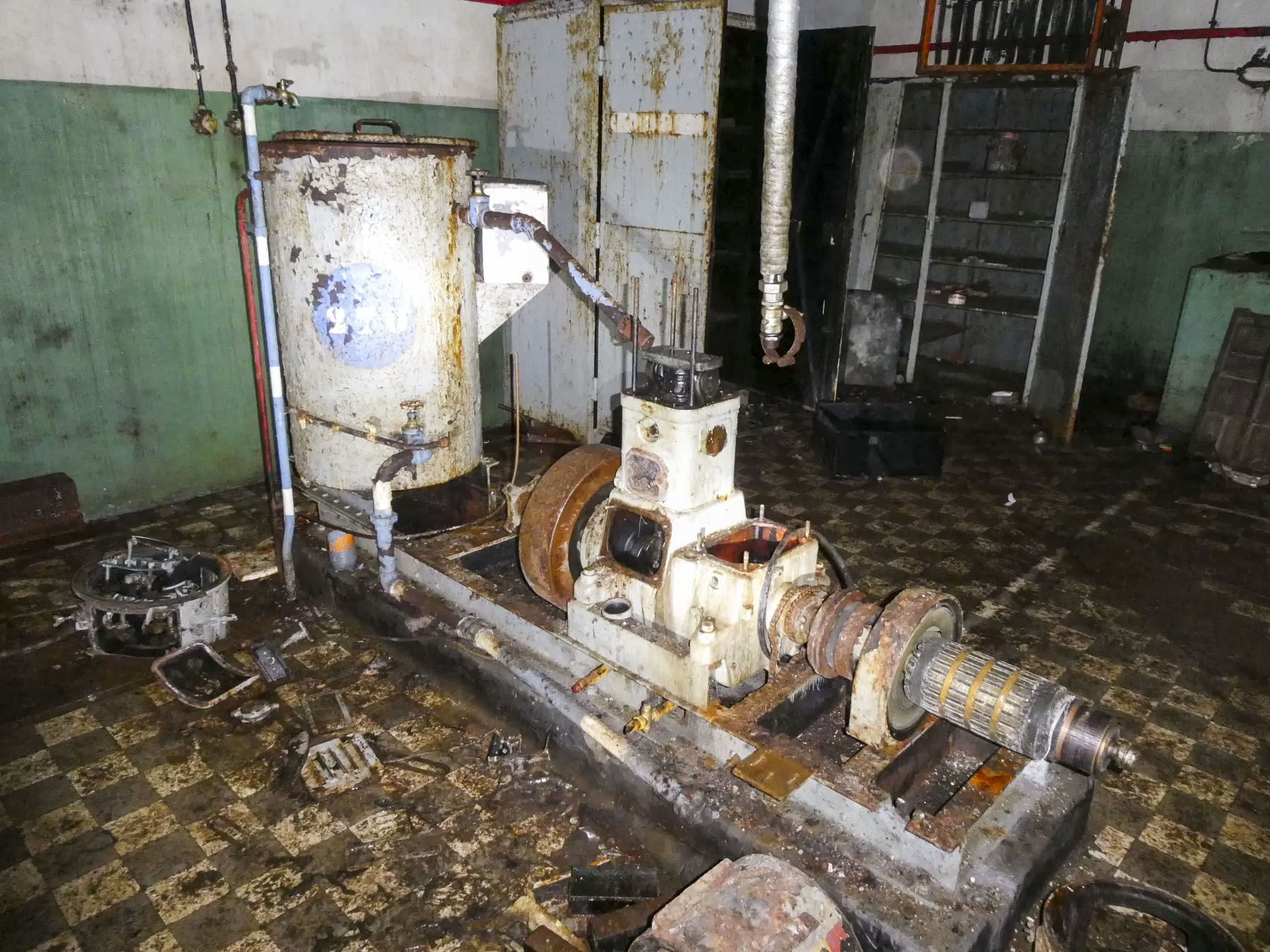 Ligne Maginot - SAPEY - (Ouvrage d'artillerie) - L'usine électrique
Le CLM encore plus dégradé - ELLENA Daniel - CUNY Philippe