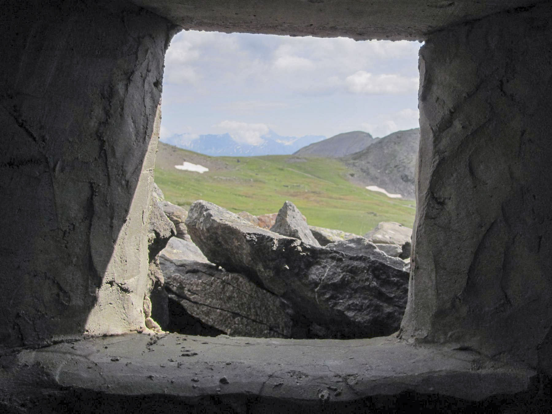 Ligne Maginot - LES CIBIERES - COL DE L'OULE 3 - (Blockhaus pour arme infanterie) - Dans l'axe du créneau : le col de l'Oule 