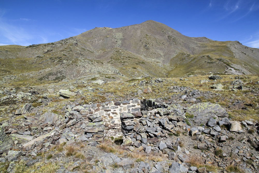 Ligne Maginot - LES CIBIERES - COL DE L'OULE 3 - (Blockhaus pour arme infanterie) - Les ruines de l'abri.
Au dessus le sommet de la Gardiole