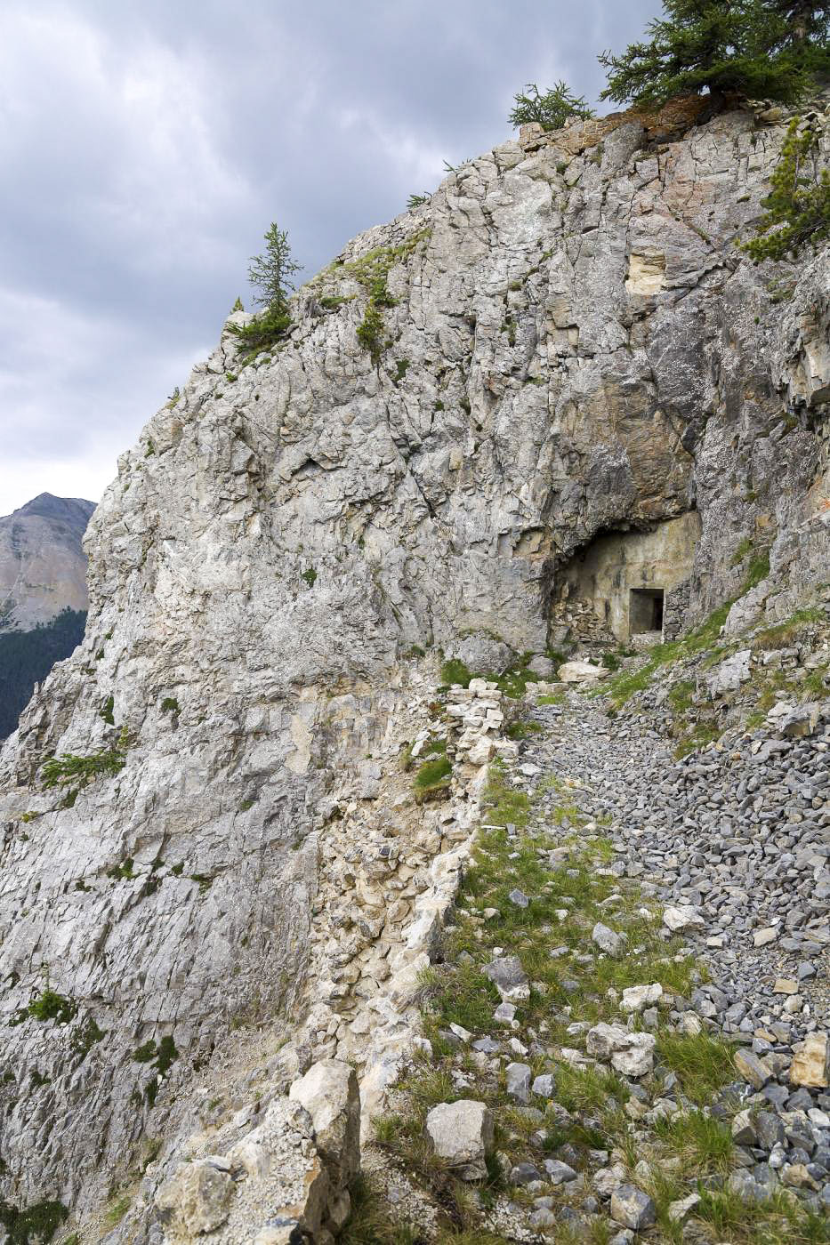 Ligne Maginot - L'OLIVE (BATTERIE CAVERNE) - (Position d'artillerie préparée) - Embrasure de la casemate vers le col des Thures, seule accessible de l'extérieur.