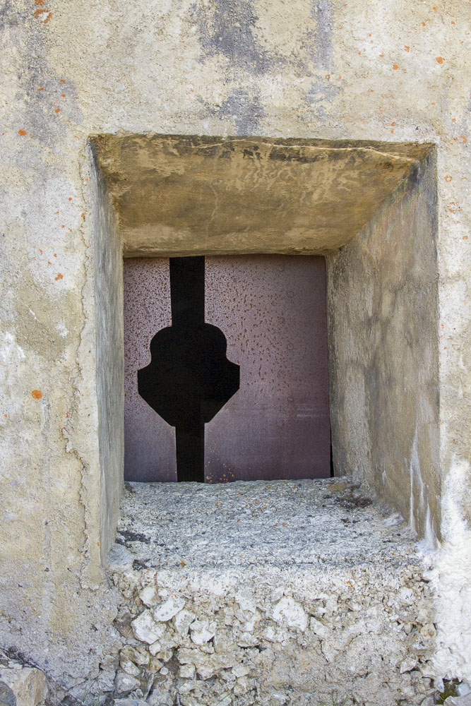 Ligne Maginot - L'OLIVE (BATTERIE CAVERNE) - (Position d'artillerie préparée) - Gros plan de l'embrasure de la casemate orientée vers le col des Thures - Michel Teiten