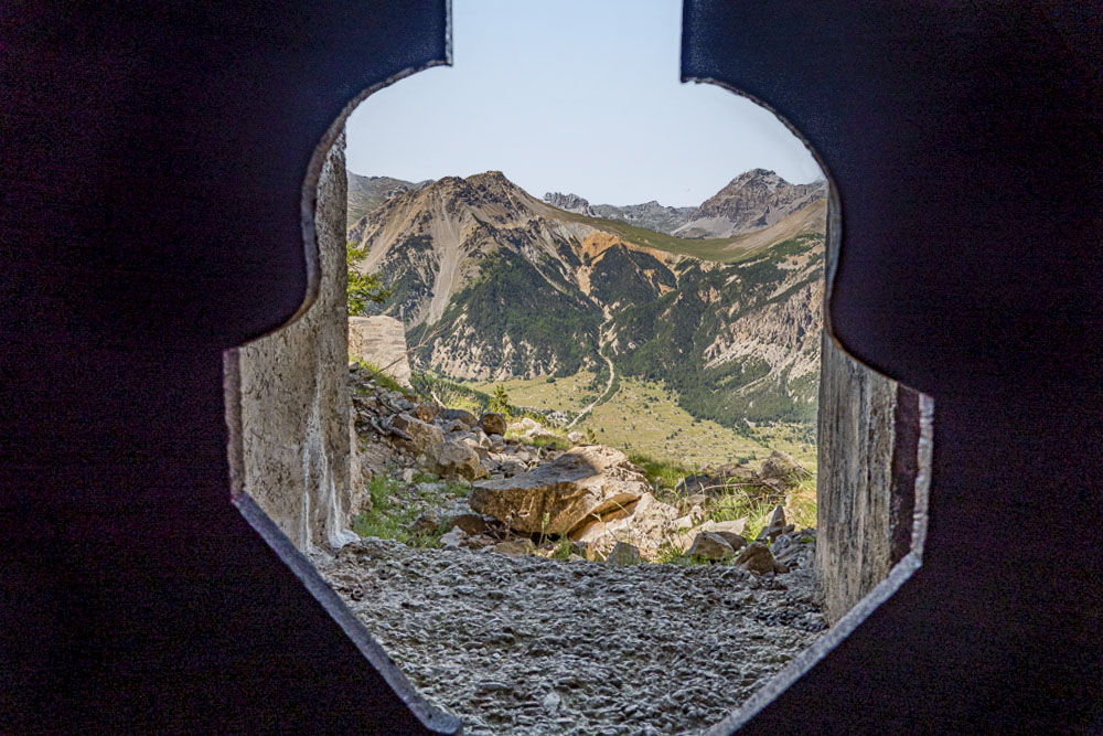 Ligne Maginot - L'OLIVE (BATTERIE CAVERNE) - (Position d'artillerie préparée) - Vue à travers le créneau vers le col des Thures - Michel Teiten