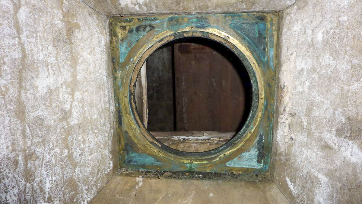 Ligne Maginot - L'OLIVE (BATTERIE CAVERNE) - (Position d'artillerie préparée) - Montant support au verre de l'un des dispositifs d'éclairage antidéflagrant d'un magasin à munition (poudrière)