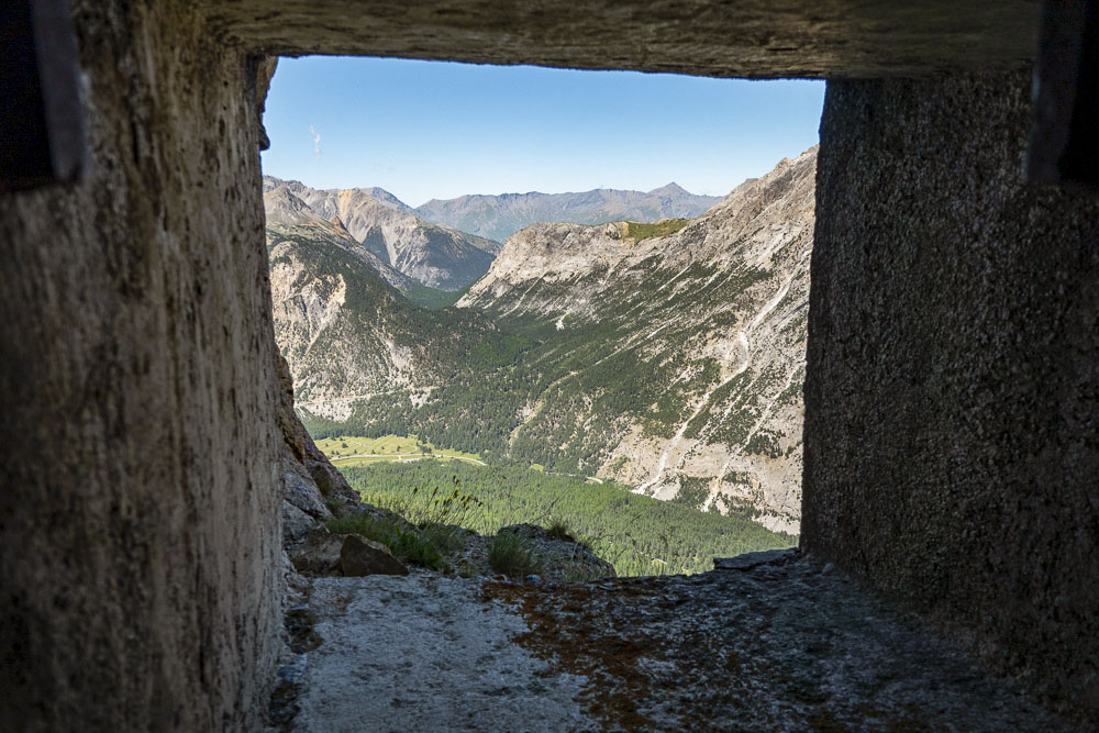 Ligne Maginot - L'OLIVE (BATTERIE CAVERNE) - (Position d'artillerie préparée) - Vue à travers le créneau vers le col de l'Echelle - Michel Teiten